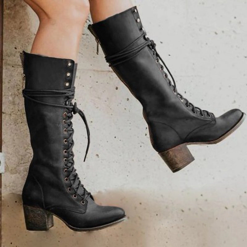Kniehohe Schnürstiefel mit Blockabsatz