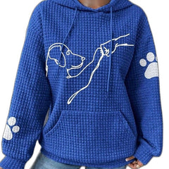 Damenhoodie mit Hundeprint und Waffelstruktur vor weißem Hintergrund