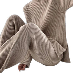 Strickset Stehkragen Damen vor weißem Hintergrund