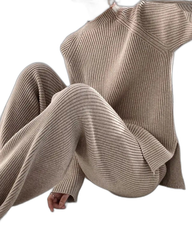 Strickset Stehkragen Damen vor weißem Hintergrund