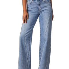 Jeans mit hohem Bund und weitem Bein vor weißem Hintergrund