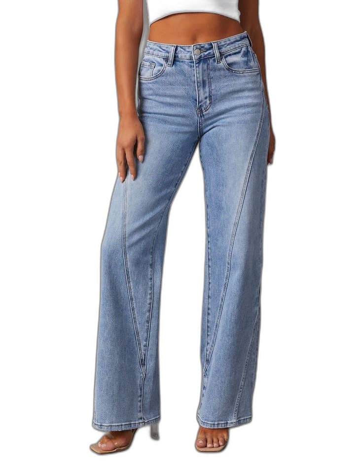Jeans mit hohem Bund und weitem Bein vor weißem Hintergrund