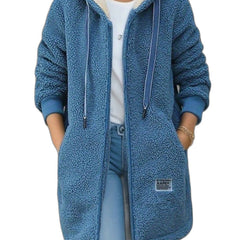 Fleecejacke mit Kapuze aus Kuschelfleece vor weißem Hintergrund