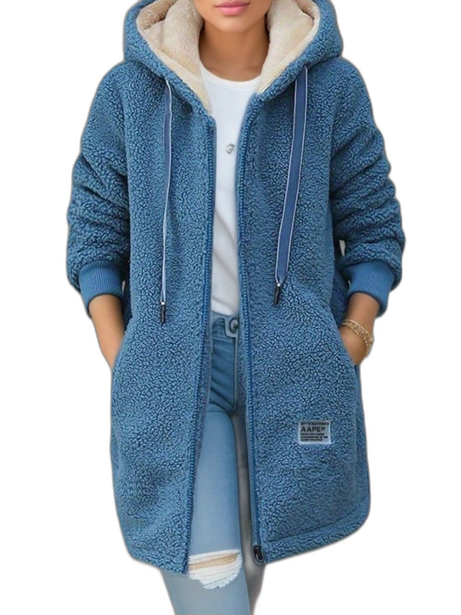 Fleecejacke mit Kapuze aus Kuschelfleece vor weißem Hintergrund