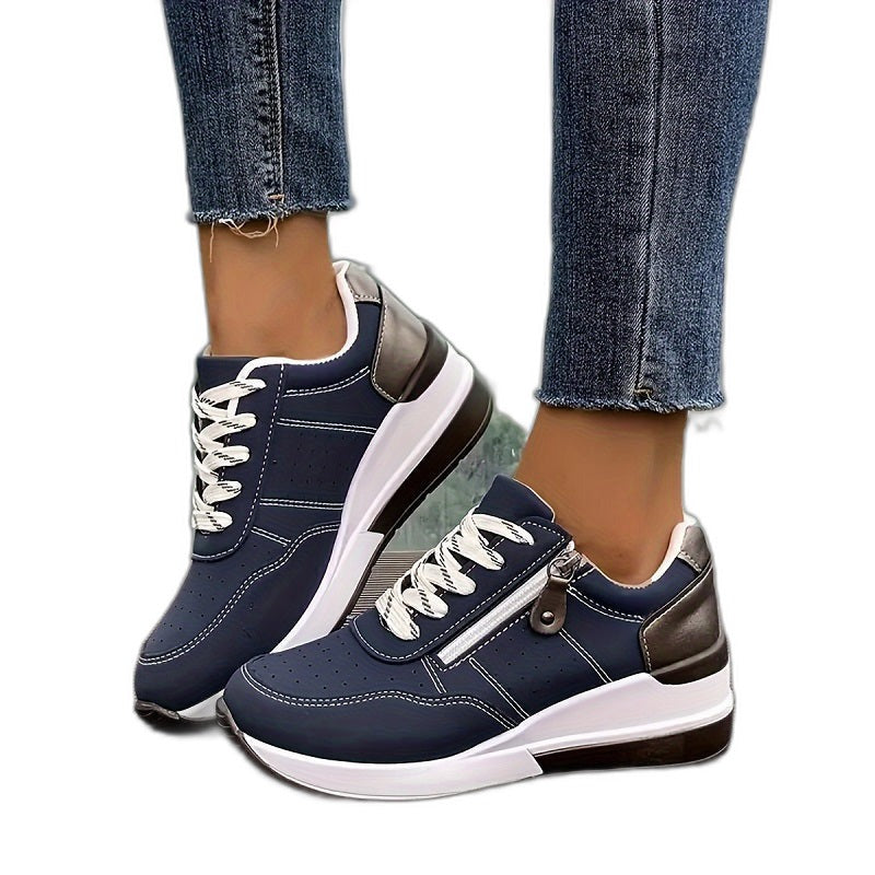 Plateausneaker mit Reißverschluss und Schnürung vor weißem Hintergrund