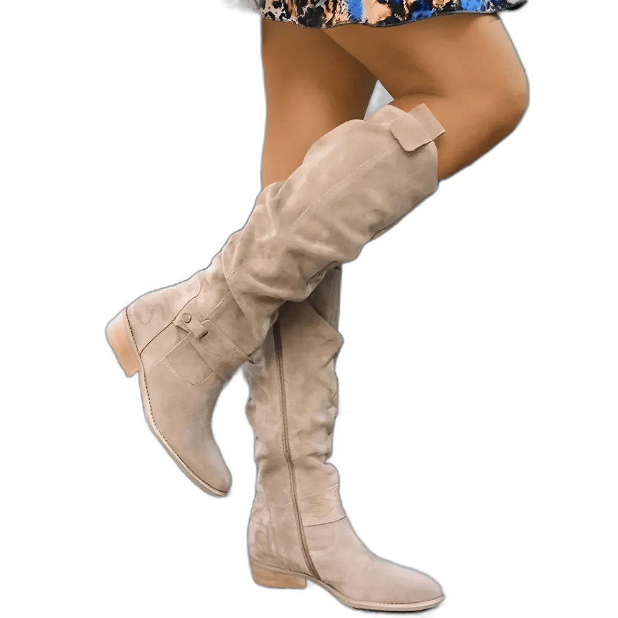 Overknee Stiefel mit weitem Schaft vor weißem Hintergrund