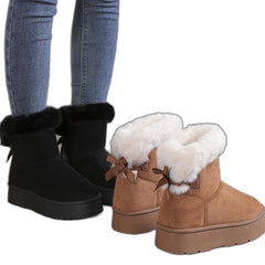 Winterstiefel mit Plüschfutter und Schleifendetail vor weißem Hintergrund