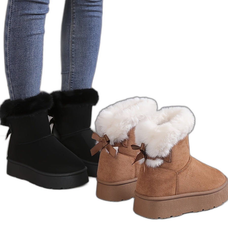 Winterstiefel mit Plüschfutter und Schleifendetail vor weißem Hintergrund