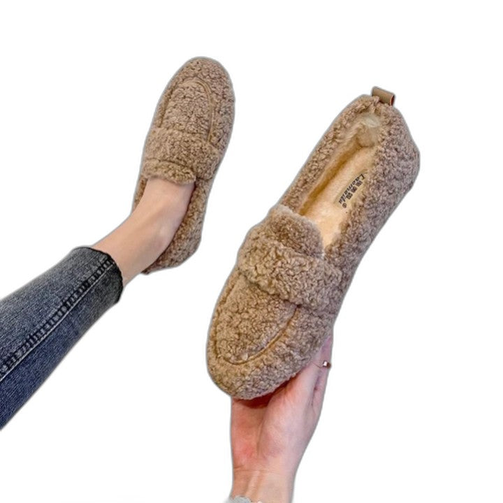 Kuschelige Plüschloafer für Damen vor weißem Hintergrund