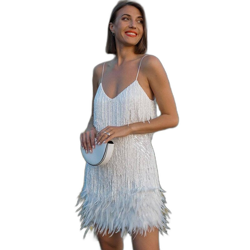 Fransenkleid Pailletten Federn vor weißem Hintergrund
