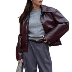 Oversized Bikerjacke in Bordeaux vor weißem Hintergrund