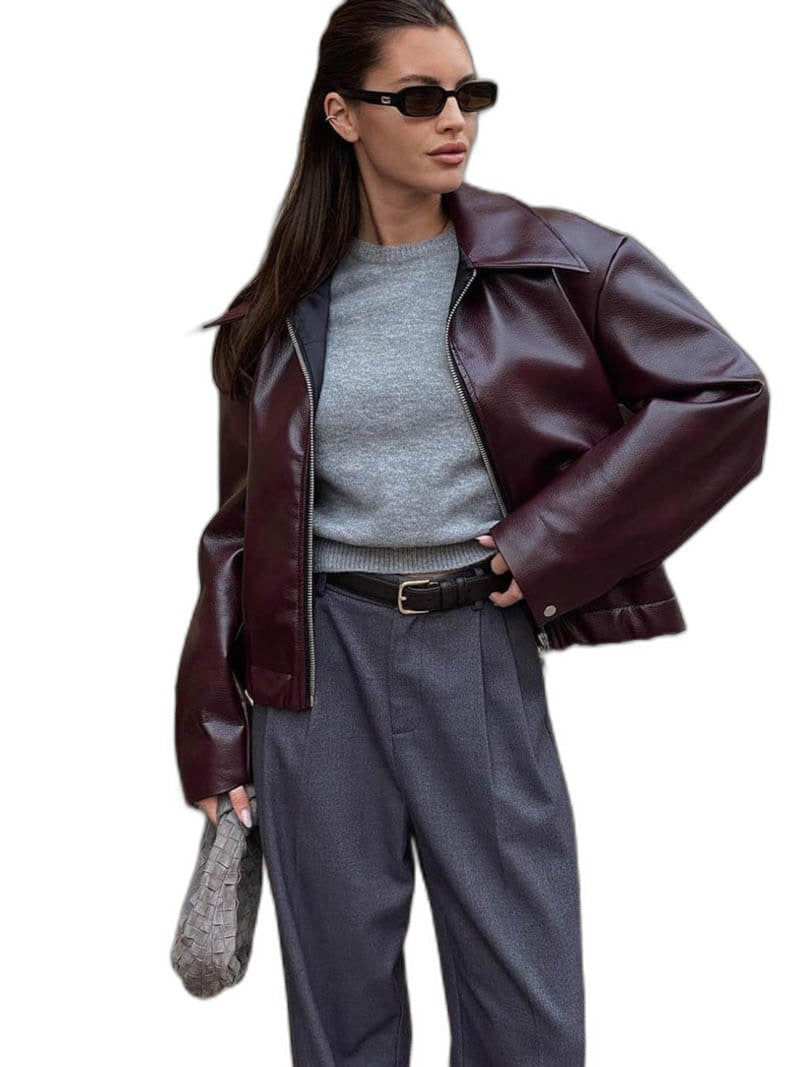 Oversized Bikerjacke in Bordeaux vor weißem Hintergrund