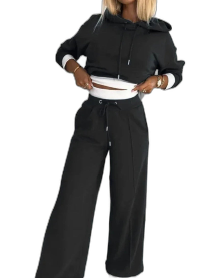 Hoodie und Jogginghose Set Damen vor weißem Hintergrund