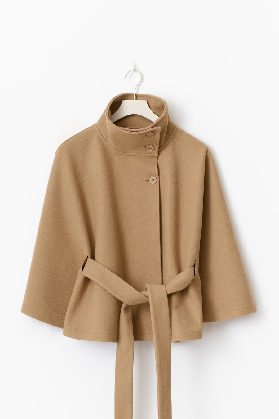 Capejacke mit Bindegürtel und weiter Silhouette