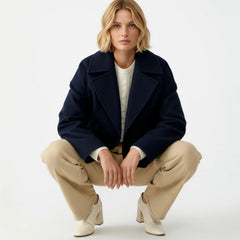 Kurze Damenjacke mit Reverskragen und doppelreihigem Verschluss, Produktbild 4