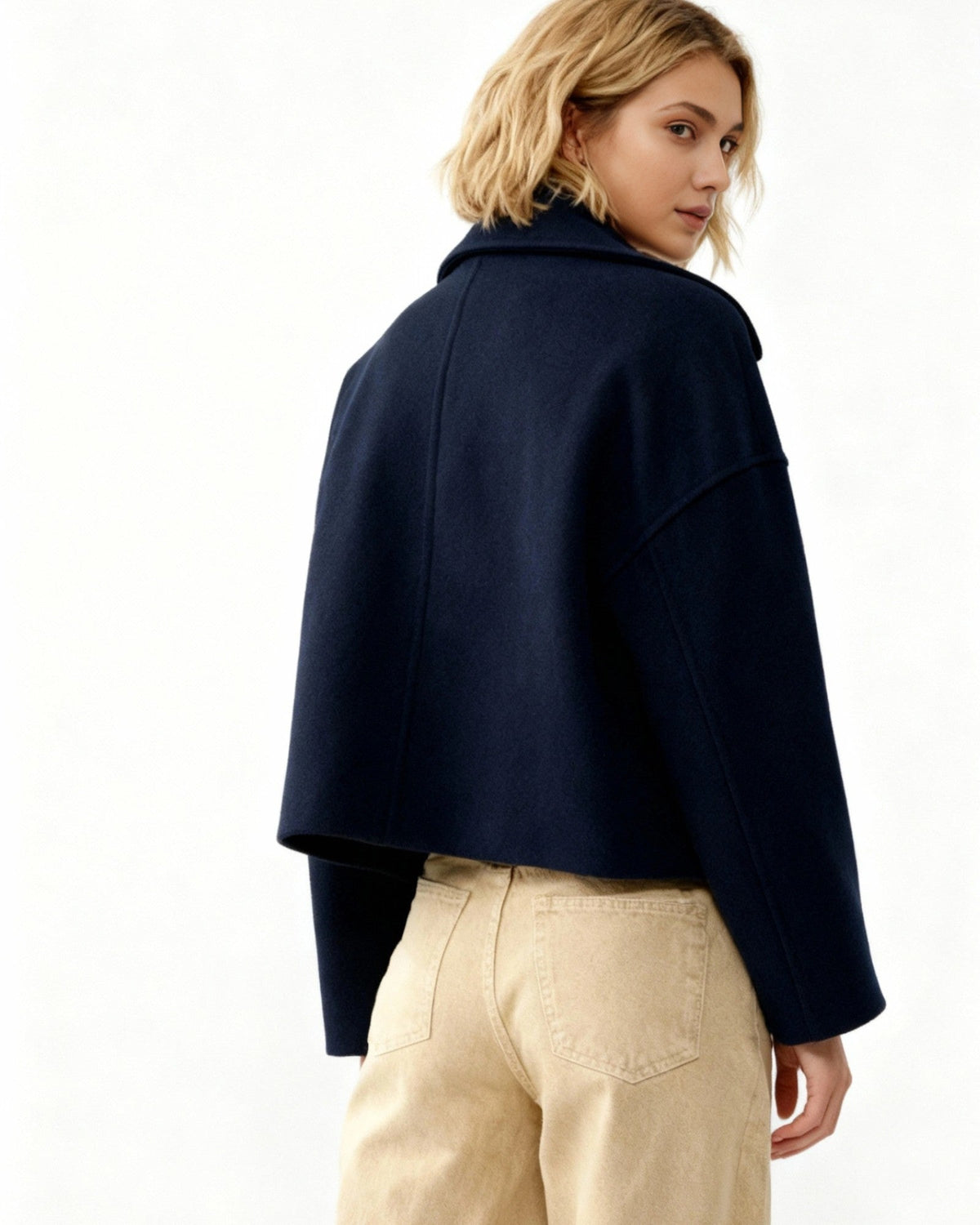 Kurze Damenjacke mit Reverskragen und doppelreihigem Verschluss, Produktbild 2