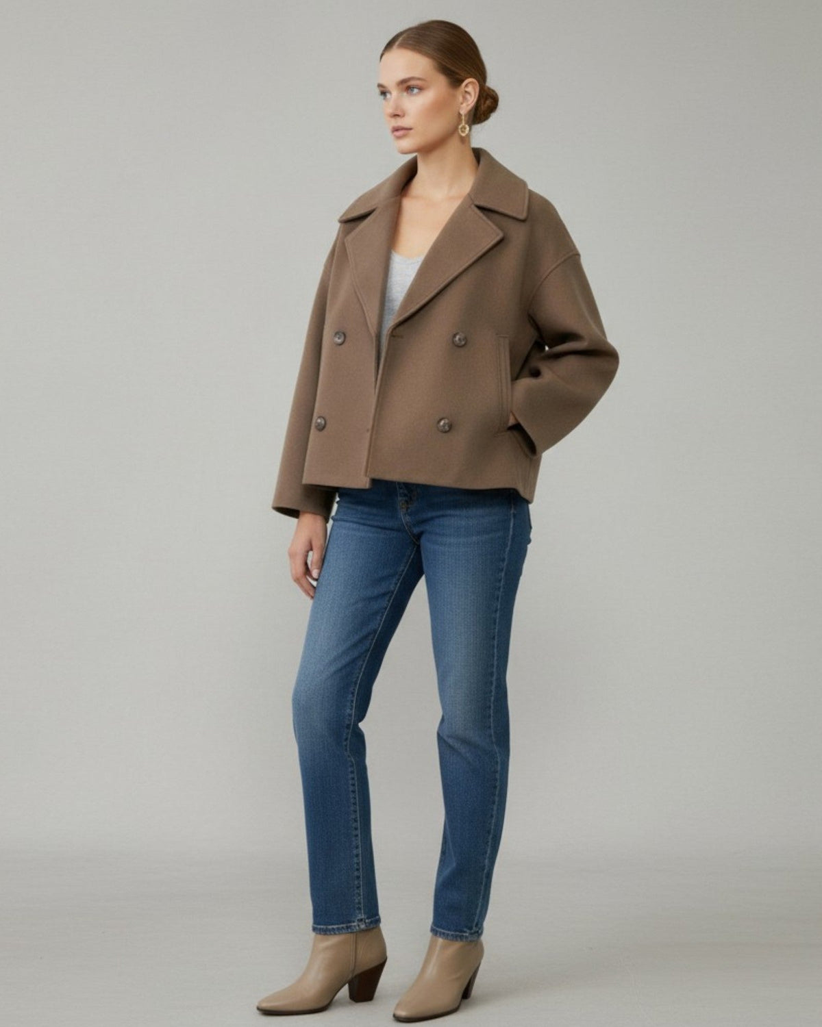 Kurze Damenjacke mit Reverskragen und doppelreihigem Verschluss, Produktbild 5