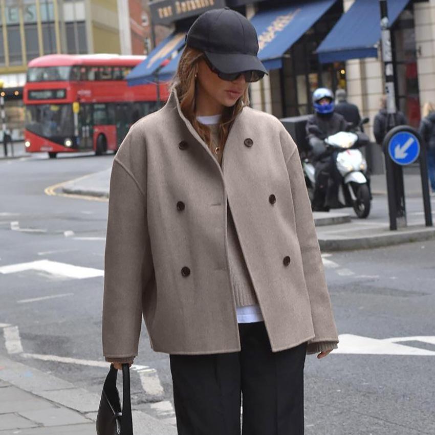 Kurzjacke mit Stehkragen und doppelter Knopfleiste