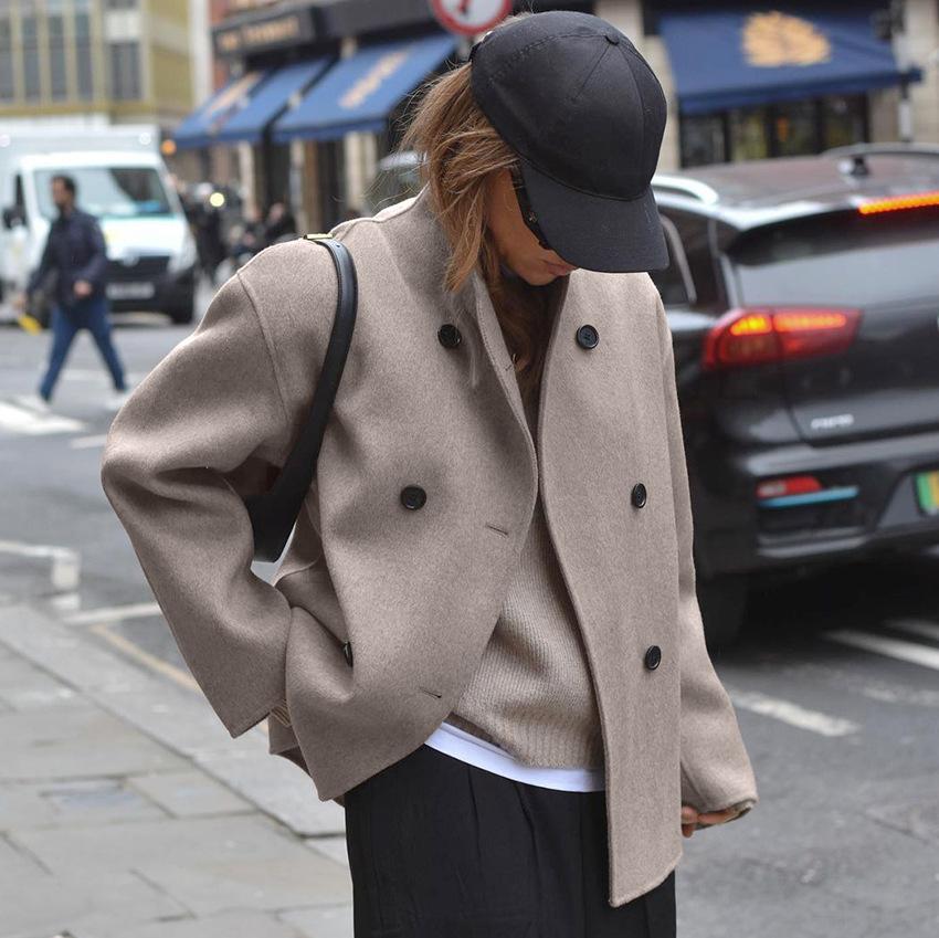 Kurzjacke mit Stehkragen und doppelter Knopfleiste