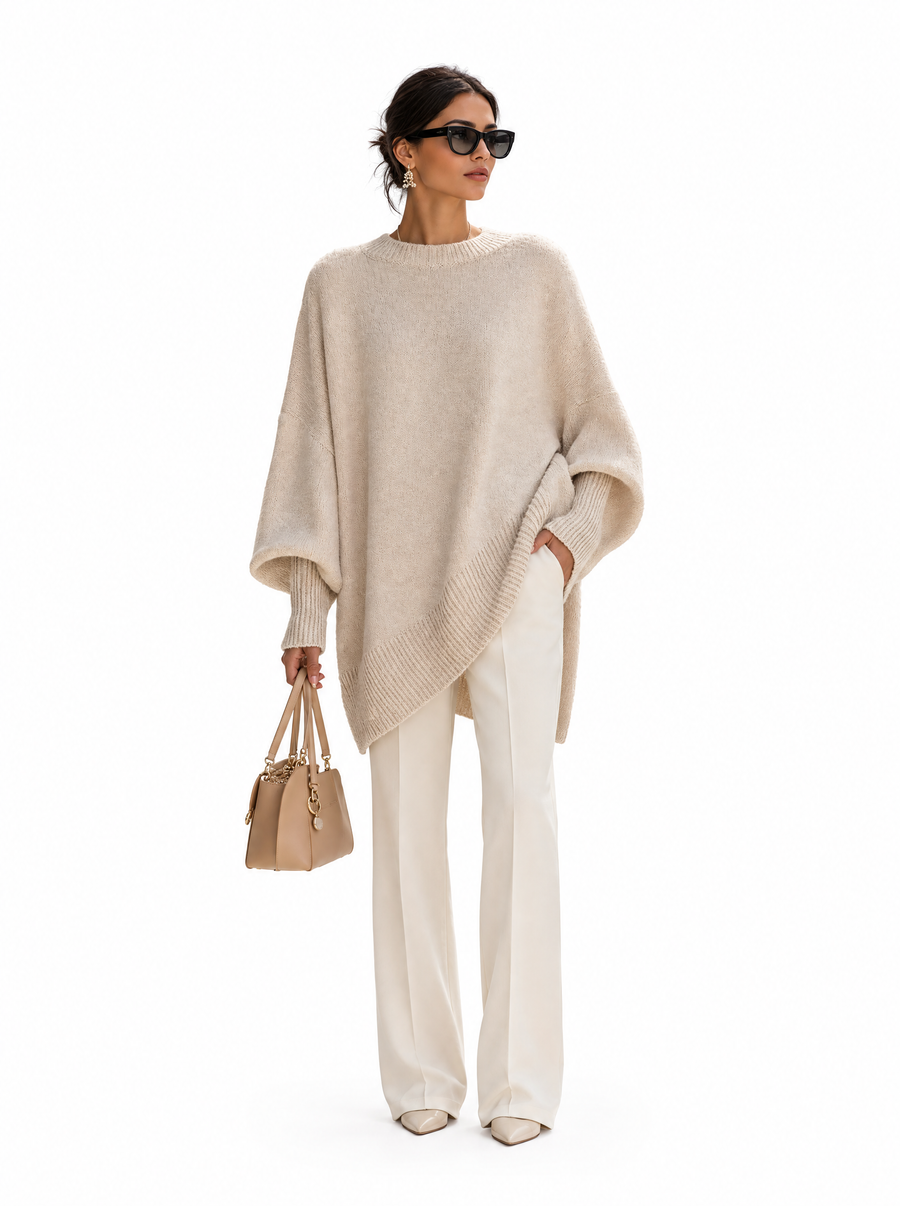 Oversize Pullover Damen vor weißem Hintergrund