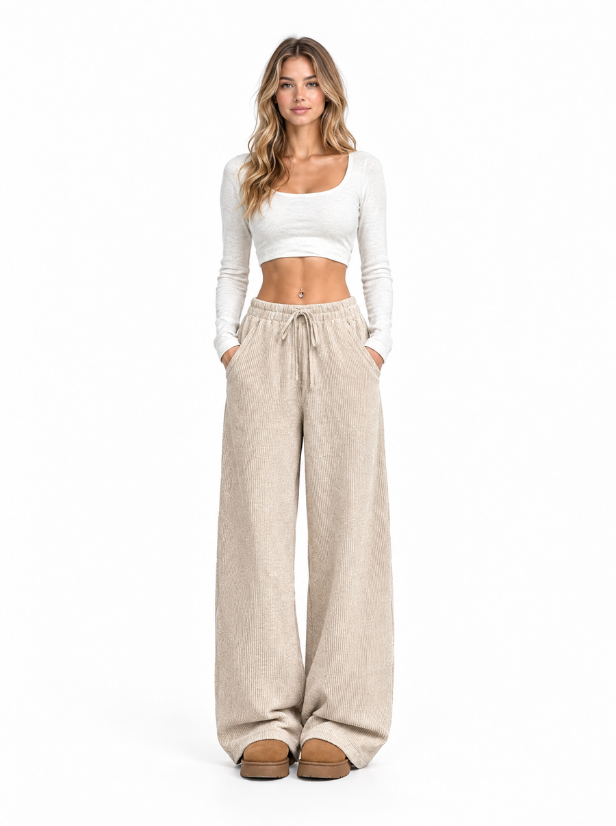 Weite Cordhose Damen vor weißem Hintergrund