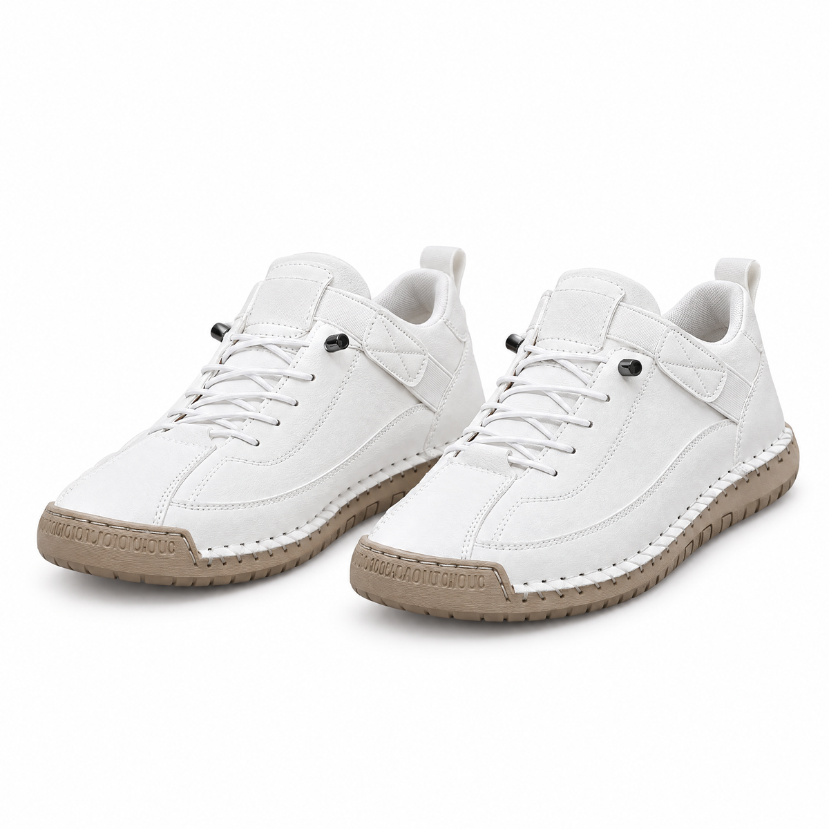 Klassische Sneaker Damen vor weißem Hintergrund