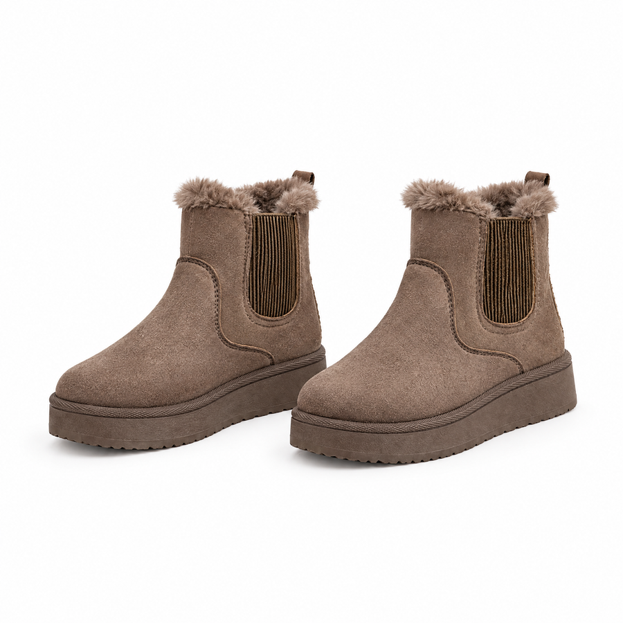 Winterstiefel Kunstfell Plateausohle vor weißem Hintergrund