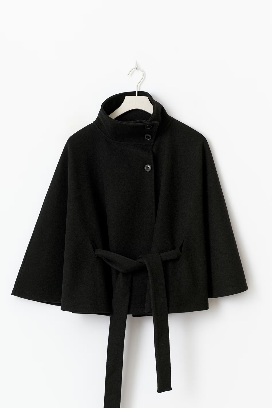 Capejacke mit Bindegürtel und weiter Silhouette