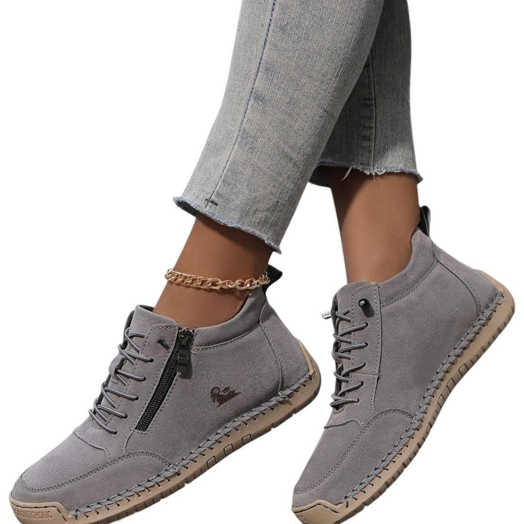 Knöchelhohe Sneaker Boots Damen vor weißem Hintergrund