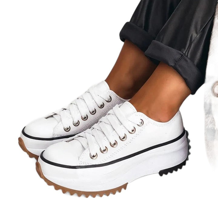 Damen Plateausneaker aus Canvas mit Frontkappe im Retrostil vor weißem Hintergrund